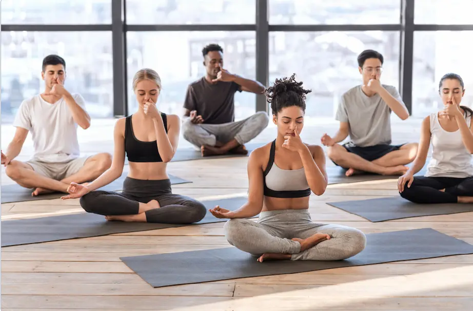 Meditationslehrer:innen-Ausbildung 3 Gruppe führt die Pranayama Atmung durch