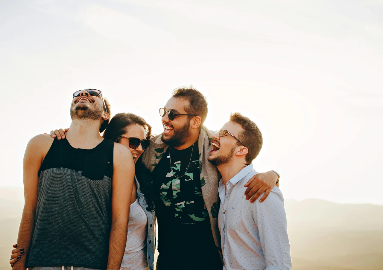 Warum Selbstkontrolle der Schlüssel zu einem erfüllten Leben ist 2 4-freunde-lachen-gemeinsam