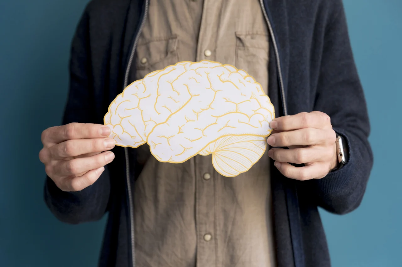 Handynutzung einschränken 2 Kclose up man holding paper brain 1