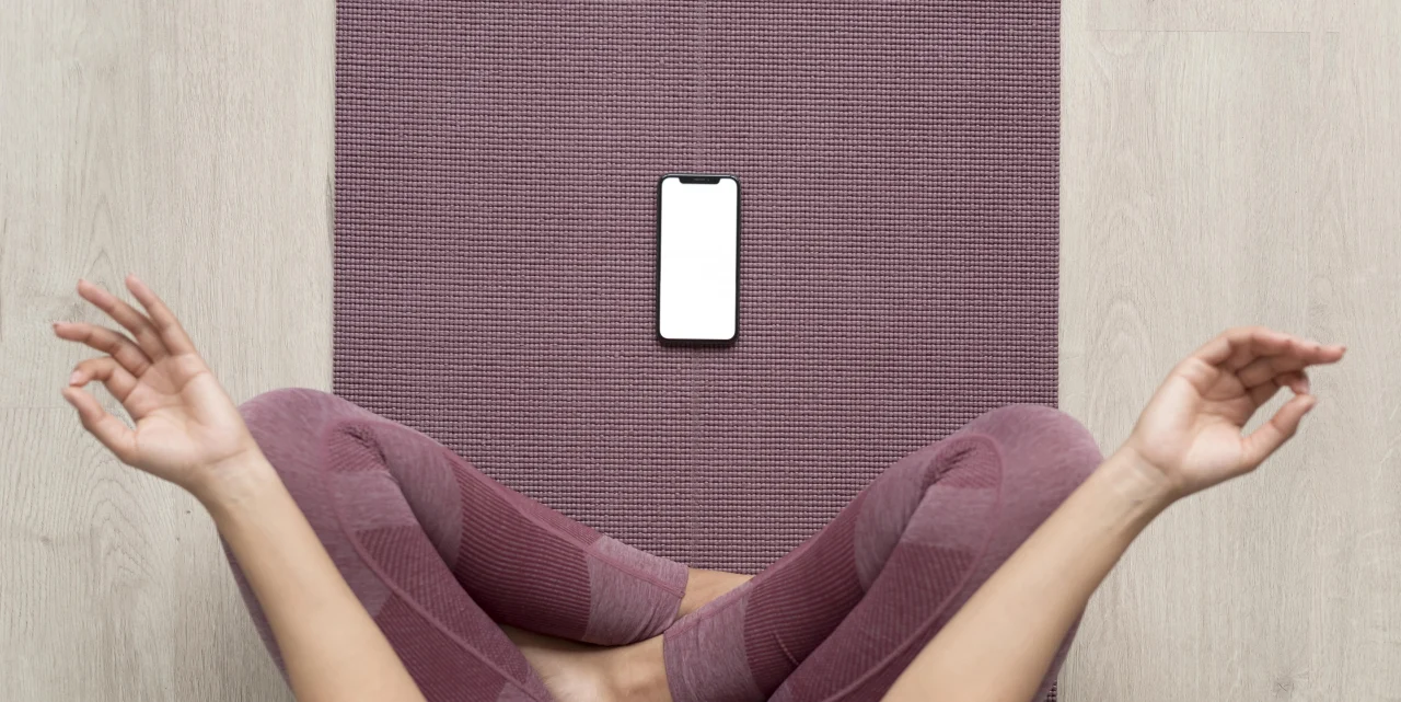 Handynutzung einschränken 3 Kfitness woman with smartphone with blank screen 1