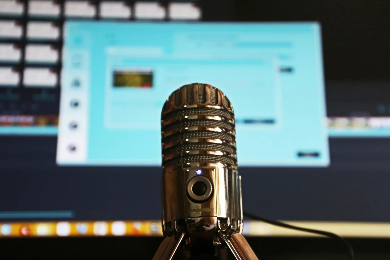 Unser Podcast für Achtsamkeit 1 Mikrofon vor einem Tisch mit Monitor für ein Podcast für Achtsamkeit