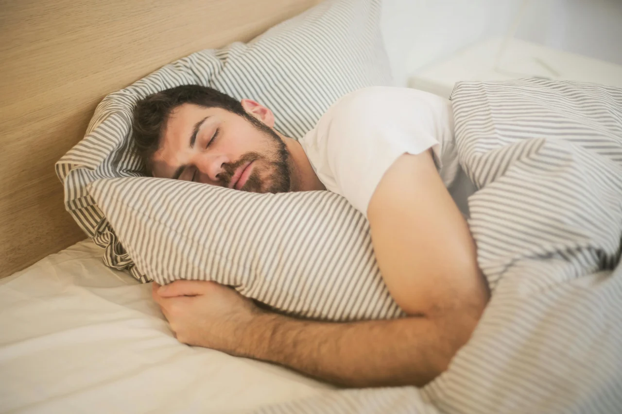 Stress abbauen 3 Mann mit weißen Tshirt schläft erholsam im Bett