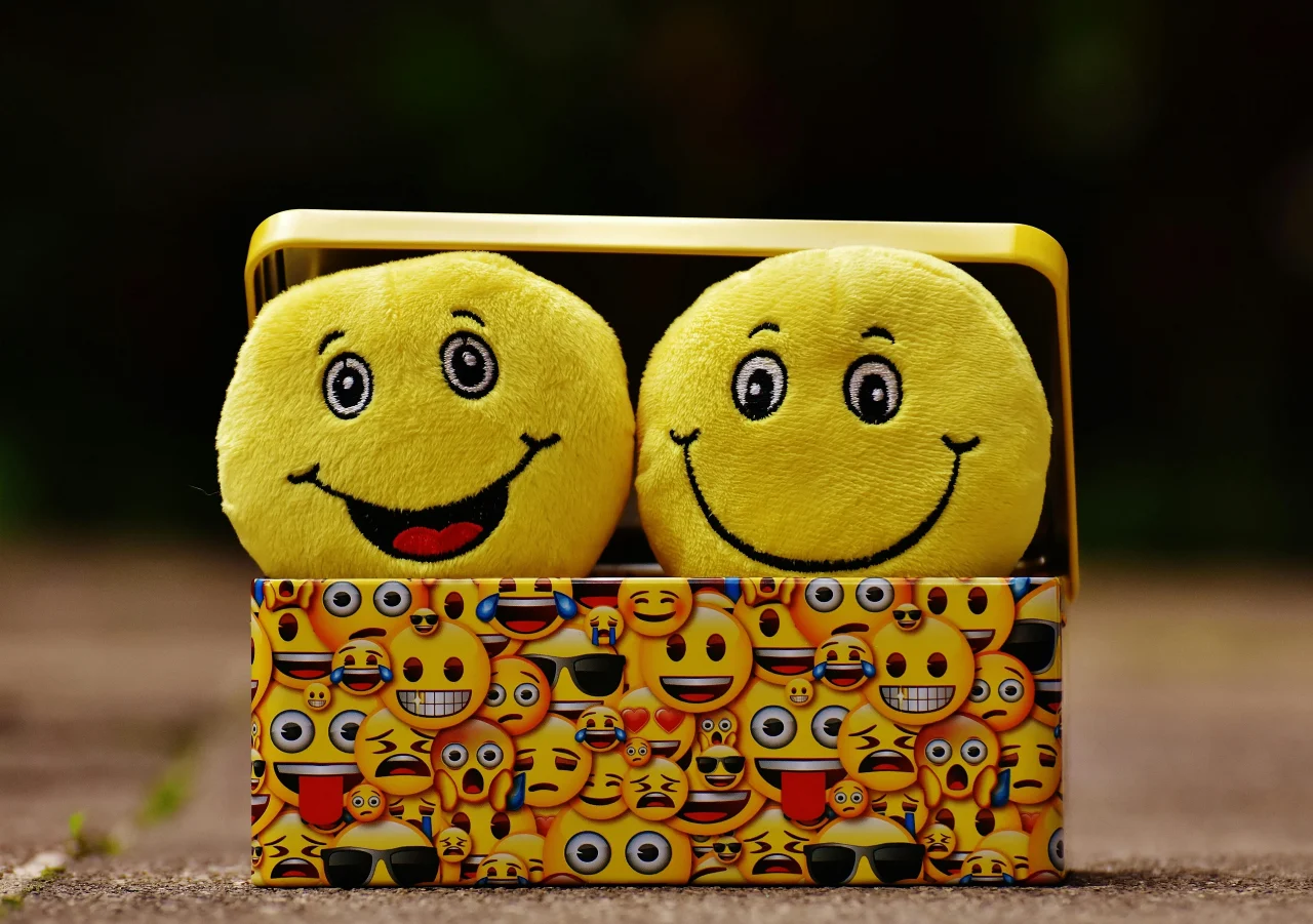 Warum Selbstkontrolle der Schlüssel zu einem erfüllten Leben ist 5 2-gelbe-stoff-smileys-in-einer-box-voller-smiley-sticker