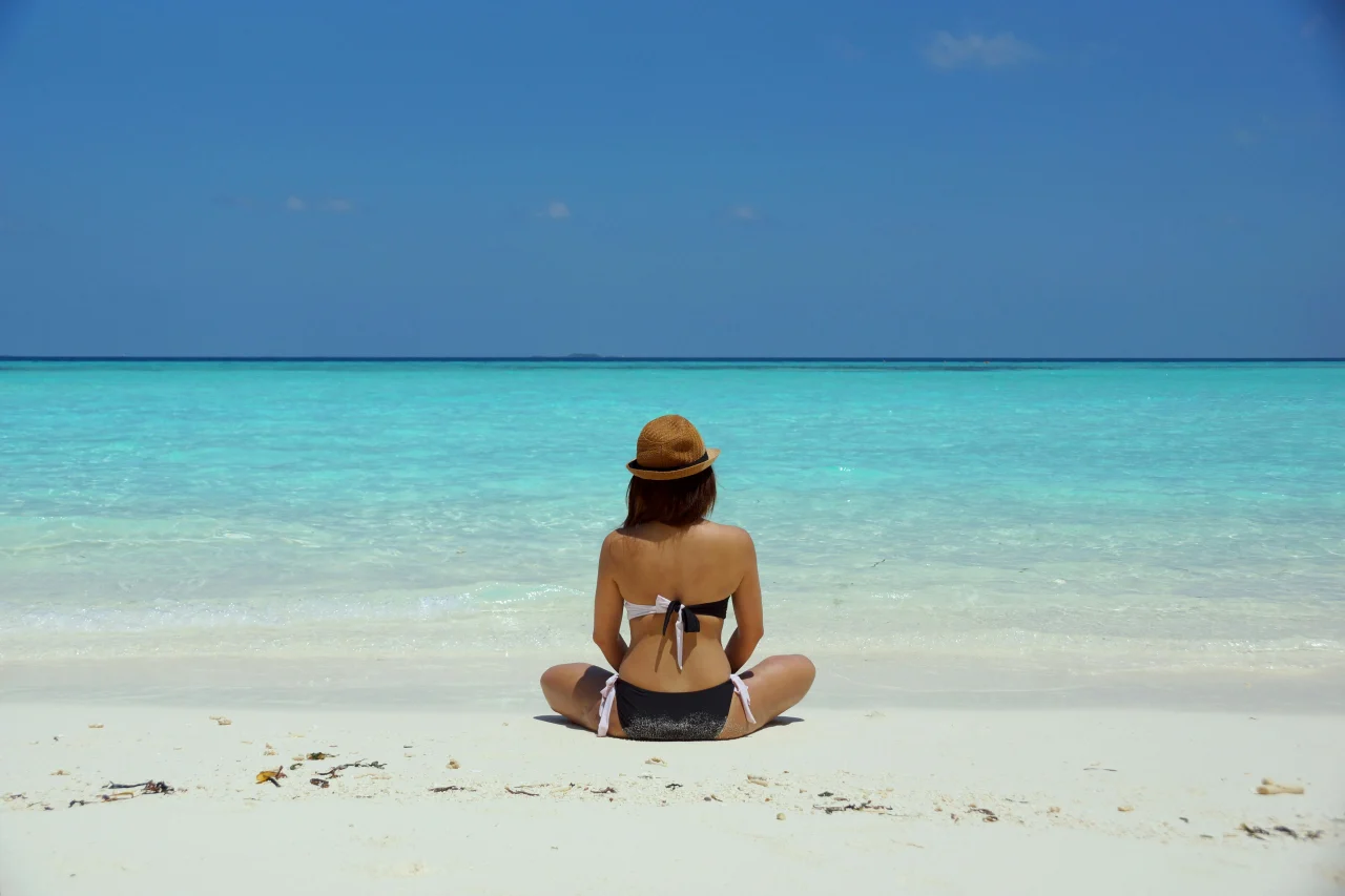 Sommermeditation 2 Sommermeditation-frau-meditiert-am-sandstrand-am-Meer