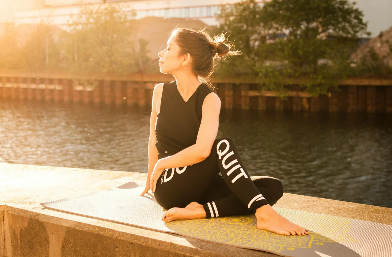Yoga und Meditation 3 Frau mach Yoga und Meditation am Fluss in der Stadt