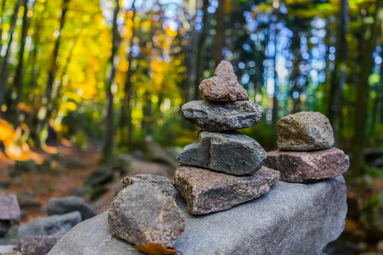 10 Fragen an Katrin unsere Meditationslehrerin 2 Steine die aufeinander balanciert wurden