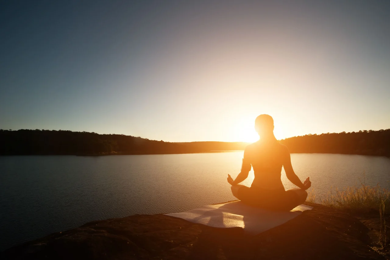 Was ist eigentlich Achtsamkeit? 3 komprone hiking lifestyle summer yoga 1