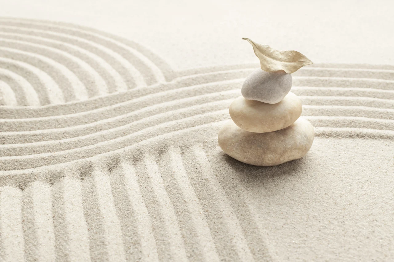 Was ist eigentlich Achtsamkeit? 1 komprstacked zen marble stones sand background mindfulness concept 2