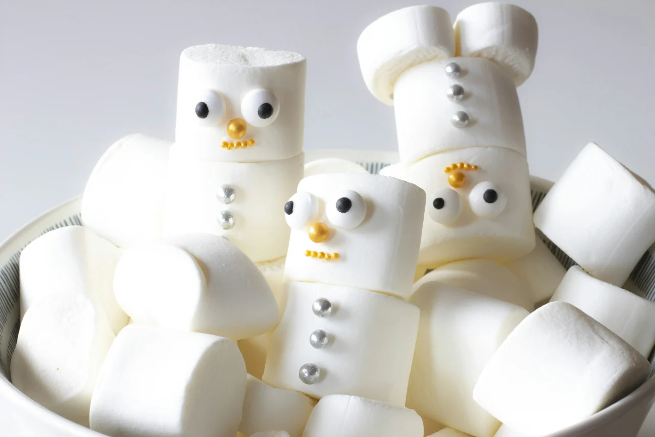 Warum Selbstkontrolle der Schlüssel zu einem erfüllten Leben ist 3 marshmallows-mit-lachenden-gesichtern