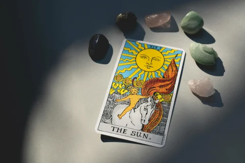 Tarotkarten mit Kristallen in Sonnenlicht spiritual bypassing