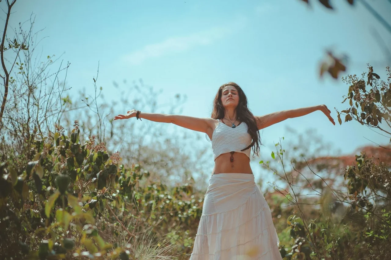 Was bringt Meditation 3 Frau meditiert mit ausgestreckten Armen in der Natur - was bringt Meditation