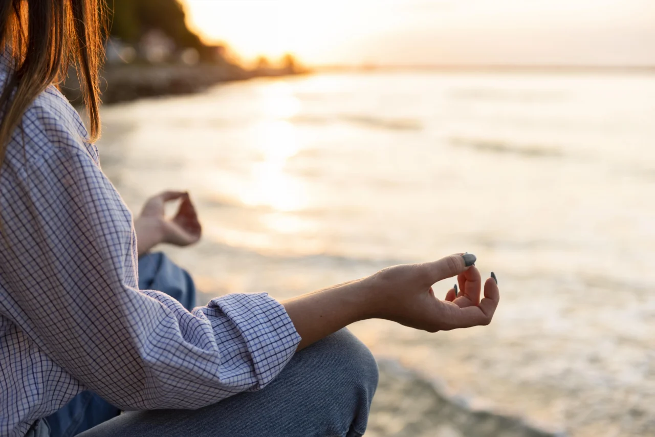 Meditation Wirkung 2 woman meditating beach with copy space 1