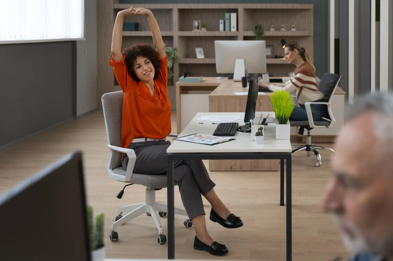 Betriebliches Gesundheitsmanagement 4 woman office stretching work day 1