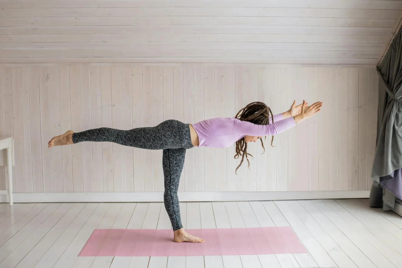 Was bringt Yoga? 3 Frau in Yoga Position auf einer Yoga Matte